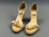 une image représentant une paire de chaussures pour femme ornées de nœuds