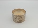 gros plan d'une bague en argent sur une surface blanche