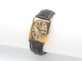 une image représentant une montre-bracelet en or avec des chiffres romains