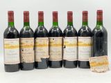 six bouteilles de vin rouge sont alignées