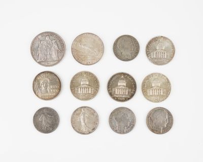 une image représentant un groupe de pièces de monnaie posées sur une surface blanche