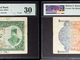 Trois types de monnaies différents sont exposés dans une vitrine