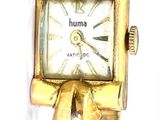 une montre-bracelet en or sur laquelle est gravé un cœur