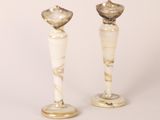paire de bougeoirs en verre ornés de motifs tourbillonnants blancs et marron