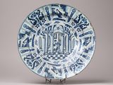 assiette bleue et blanche ornée d'un motif sur le côté