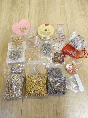 many different types of beads and beads on the table