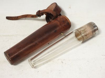 un petit tube en verre muni d'un manche en bois, à côté d'un autre petit tube en verre