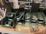 beaucoup de poubelles vertes posées sur une table dans un magasin