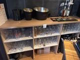 une étagère sur laquelle sont posés des verres et une casserole