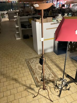 une lampe posée sur un pied dans un magasin