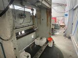 une image d'une machine qui se trouve dans un bâtiment