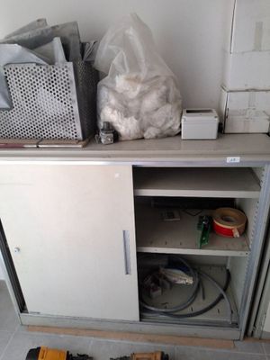 une armoire métallique sur laquelle sont posés tout un tas d'objets