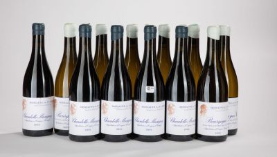 six bouteilles de vin sont alignées sur une table