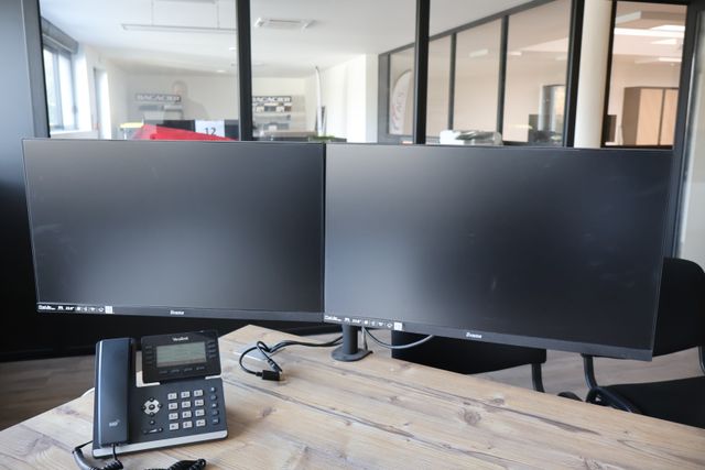 Lot de 2 écrans d’ordinateur IIYAMA avec support