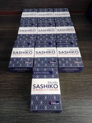une pile de paquets de cigarettes posée sur une table en bois