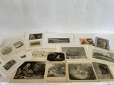un assortiment de vieilles photos et de cartes postales exposées sur une table