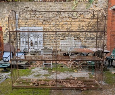 une cage métallique contenant une table et des chaises