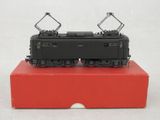un train noir sur une case rouge sur un fond blanc