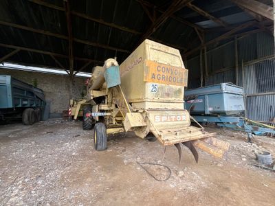 une grosse machine jaune garée dans un bâtiment