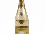 gros plan d'une bouteille de champagne sur fond blanc