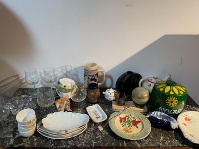 une table sur laquelle se trouvent beaucoup de plats et de tasses