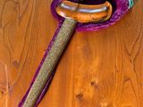une cuillère en bois avec un manche en bois posée sur une table en bois
