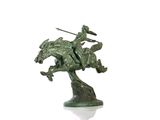 statue représentant un homme à cheval, avec une lance sur le dos