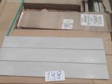 Des caisses en aluminium sont empilées les unes sur les autres dans un entrepôt