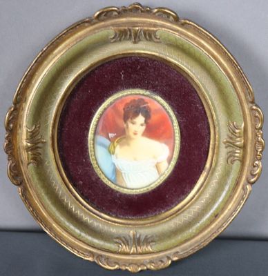 une photo d'une femme en robe bleue, dans un cadre doré