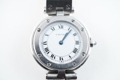 une image d'un gros plan d'une montre-bracelet avec des chiffres romains