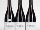 trois bouteilles de vin sont alignées sur une surface blanche