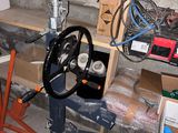 une machine posée sur un support dans un garage