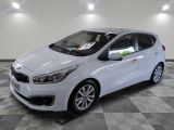 la voiture blanche est garée sur un sol en damier dans le garage
