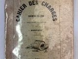 un vieux livre posé sur une table, à côté d'une étiquette