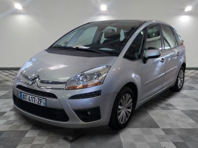 la petite voiture argentée est garée sur un carrelage à carreaux