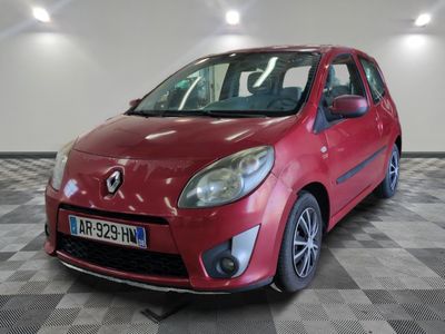 la photo d'une petite voiture rouge garée dans un garage