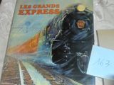 une photo d'un livre avec un train sur la couverture