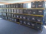 beaucoup de cartons posés sur les étagères