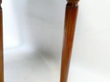 une table en bois à deux pieds, avec un tiroir en dessous