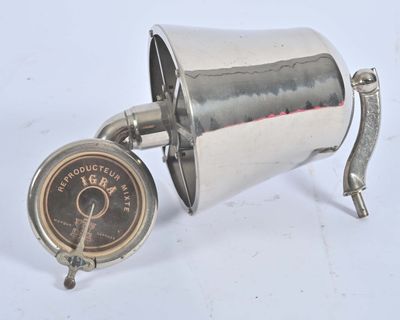 une cafetière en argent ornée d'une horloge