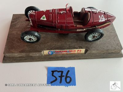 une maquette rouge d'une voiture exposée sur une table