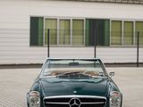 mercedes 300sl roadster cabrio in front of a white building