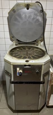 une cuisinière sur laquelle est posée une marmite dans une cuisine