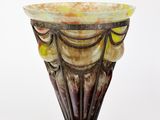 un vase en verre posé sur un support