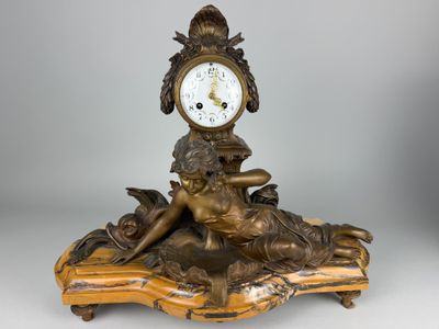 une horloge posée sur une table