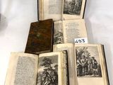 Plusieurs vieux livres sont posés sur une table, accompagnés d'une étiquette de prix.