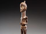 une image représentant une statue en bois d'une femme