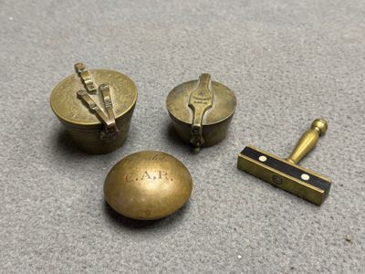 Coupe verre, deux piles à godet et presse papier.