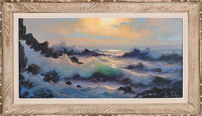 une peinture à l'huile représentant un coucher de soleil sur l'océan, avec un voilier au loin