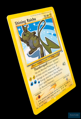 un carton jaune sur lequel figure l'image d'un personnage de Pokémon